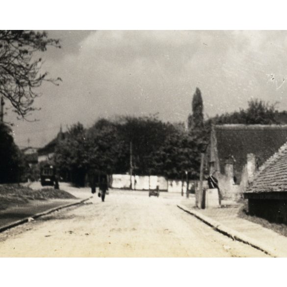 Tabáni utcarészlet, Budapest, Tabán, régi házak egy hangulatos utcában, villamos a Krisztina körúton, asszony népviseletben, 1. kerület, jármű, közlekedés, Gellért-hegy, helytörténet, Horthy-korszak 1930-as évek, Eredeti fotó, papírkép, alján elszíne