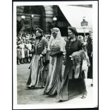 Nemzetközi Eucharisztikus Kongresszus, Budapest, Andrássy út, Horthy Miklósné (Purgly Magdolna), előkelő nők, nagy körmenet, vallás, egyház, ünnep, helytörténet, Horthy-korszak 1938., 1930-as évek, Eredeti fotó, hátulján feliratozott papírkép.