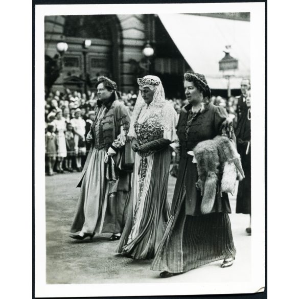 Nemzetközi Eucharisztikus Kongresszus, Budapest, Andrássy út, Horthy Miklósné (Purgly Magdolna), előkelő nők, nagy körmenet, vallás, egyház, ünnep, helytörténet, Horthy-korszak 1938., 1930-as évek, Eredeti fotó, hátulján feliratozott papírkép.