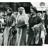 Nemzetközi Eucharisztikus Kongresszus, Budapest, Andrássy út, Horthy Miklósné (Purgly Magdolna), előkelő nők, nagy körmenet, vallás, egyház, ünnep, helytörténet, Horthy-korszak 1938., 1930-as évek, Eredeti fotó, hátulján feliratozott papírkép.