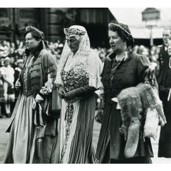 Nemzetközi Eucharisztikus Kongresszus, Budapest, Andrássy út, Horthy Miklósné (Purgly Magdolna), előkelő nők, nagy körmenet, vallás, egyház, ünnep, helytörténet, Horthy-korszak 1938., 1930-as évek, Eredeti fotó, hátulján feliratozott papírkép.