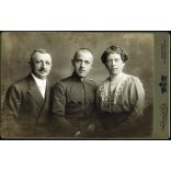 Nagyobb méret, Schmidt Ede műterme, Budapest, monarchia, elegáns házaspár katona fiúval, család, egyenruha, 1. világháború, monarchia, 1910-es évek, Eredeti kabinetfotó. 