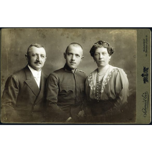 Nagyobb méret, Schmidt Ede műterme, Budapest, monarchia, elegáns házaspár katona fiúval, család, egyenruha, 1. világháború, monarchia, 1910-es évek, Eredeti kabinetfotó. 