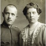 Nagyobb méret, Schmidt Ede műterme, Budapest, monarchia, elegáns házaspár katona fiúval, család, egyenruha, 1. világháború, monarchia, 1910-es évek, Eredeti kabinetfotó. 