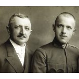 Nagyobb méret, Schmidt Ede műterme, Budapest, monarchia, elegáns házaspár katona fiúval, család, egyenruha, 1. világháború, monarchia, 1910-es évek, Eredeti kabinetfotó. 