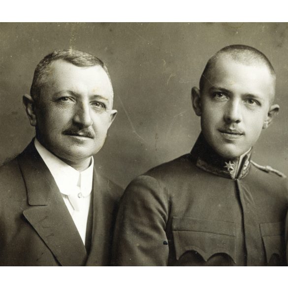 Nagyobb méret, Schmidt Ede műterme, Budapest, monarchia, elegáns házaspár katona fiúval, család, egyenruha, 1. világháború, monarchia, 1910-es évek, Eredeti kabinetfotó. 
