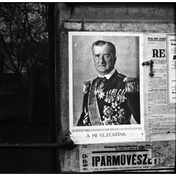 Fotó negatív! Plakát egy házfalon, Horthy Miklós Magyarország kormányzója, a mi vezérünk szöveggel, 2. világháború, egyenruha, érdemrend, Horthy-korszak, 1930-as évek,  Eredeti nagyobb méretű fotó negatív!  