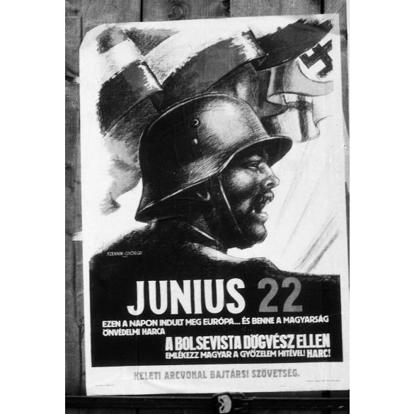 Fotó negatív! Plakát egy kerítésen, Szennik György grafikus antibolsevista plakátja felragasztva egy fakerítésre, katona, egyenruha, horogkereszt, 2. világháború, Horthy-korszak, 1944., 1940-es évek,  Eredeti nagyobb méretű fotó negatív! 