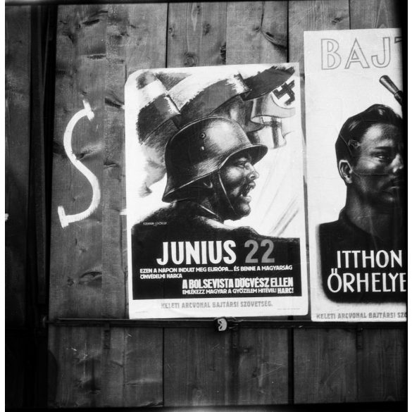 Fotó negatív! Plakát egy kerítésen, Szennik György grafikus antibolsevista plakátja felragasztva egy fakerítésre, katona, egyenruha, horogkereszt, 2. világháború, Horthy-korszak, 1944., 1940-es évek,  Eredeti nagyobb méretű fotó negatív! 