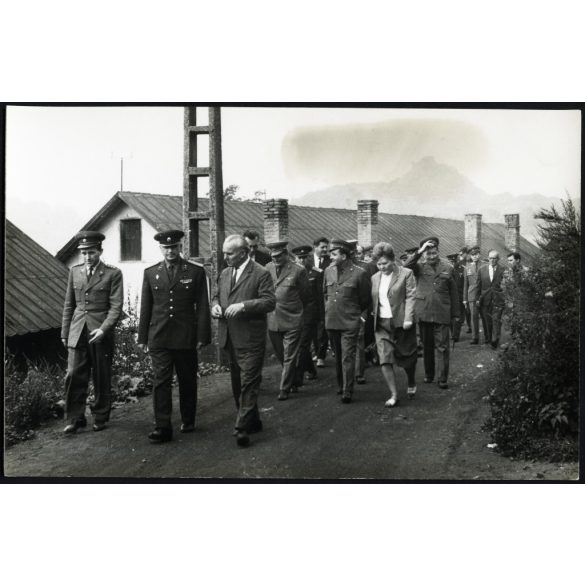 „Salgótarján Városnál történt kiképzésről”, Salgótarján, Salgóbánya, Medvesi út, katona, egyenruha, néphadsereg, helytörténet, 1966. szeptember 17-18, 1960-as évek, szocializmus, Eredeti fotó, hátulján feliratozott papírkép.   méret megközelítőleg (c