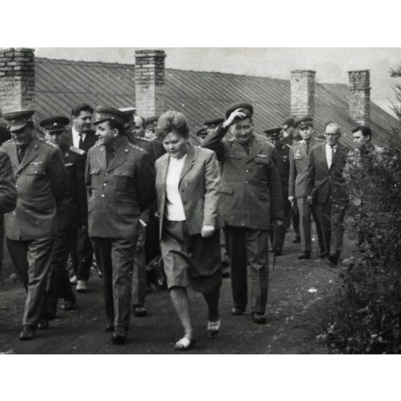 „Salgótarján Városnál történt kiképzésről”, Salgótarján, Salgóbánya, Medvesi út, katona, egyenruha, néphadsereg, helytörténet, 1966. szeptember 17-18, 1960-as évek, szocializmus, Eredeti fotó, hátulján feliratozott papírkép.   méret megközelítőleg (c