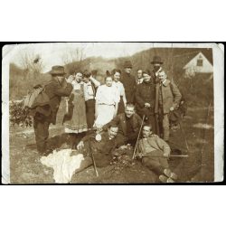   Kirándulók a faluszélen, Sajószentpéter, turizmus, Borsod-Abaúj-Zemplén megye, helytörténet, 1919, 1910-es évek, monarchia, átmenet, Eredeti fotó, hátulján feliratozott papírkép, kopott, gyűrődésekkel.  