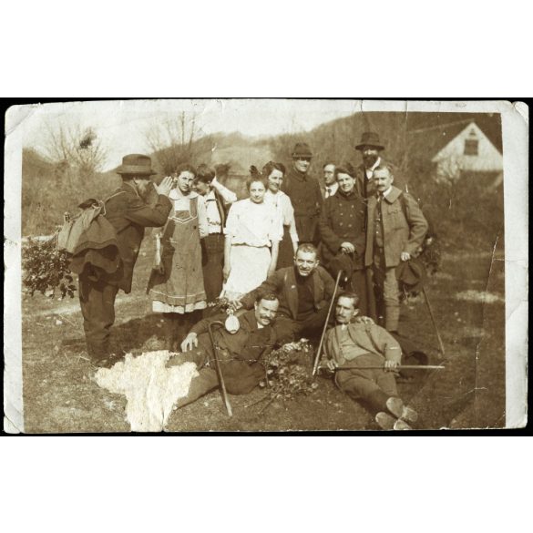 Kirándulók a faluszélen, Sajószentpéter, turizmus, Borsod-Abaúj-Zemplén megye, helytörténet, 1919, 1910-es évek, monarchia, átmenet, Eredeti fotó, hátulján feliratozott papírkép, kopott, gyűrődésekkel.  