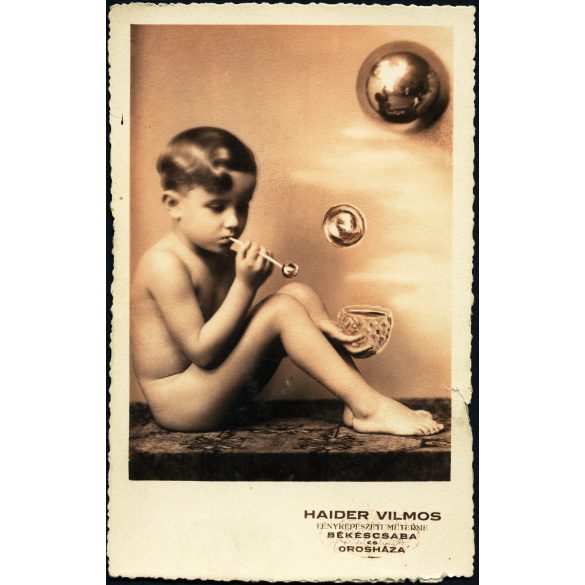 Haider Vilmos műterme, Békéscsaba (Orosháza), fiú buborékfújóval, különös, 1930-as évek, Horthy-korszak, Eredeti fotó, papírkép.   