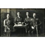 Magyar katonatiszt családjával, egyenruha, kitüntetés, érdemrend, kard, fegyver, 1. világháború, 1910-es évek, monarchia, Eredeti fotó, papírkép.  