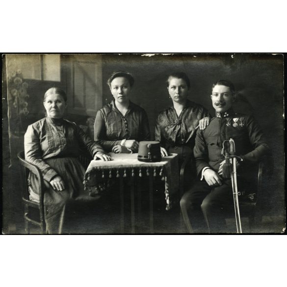 Magyar katonatiszt családjával, egyenruha, kitüntetés, érdemrend, kard, fegyver, 1. világháború, 1910-es évek, monarchia, Eredeti fotó, papírkép.  