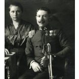 Magyar katonatiszt családjával, egyenruha, kitüntetés, érdemrend, kard, fegyver, 1. világháború, 1910-es évek, monarchia, Eredeti fotó, papírkép.  