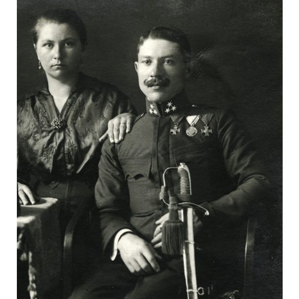Magyar katonatiszt családjával, egyenruha, kitüntetés, érdemrend, kard, fegyver, 1. világháború, 1910-es évek, monarchia, Eredeti fotó, papírkép.  