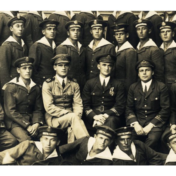 EMKE fotószalon, Budapest, Magyar Királyi Folyamőrség, katona, egyenruha, kitüntetés, érdemrend, 1920-as évek, Horthy-korszak, Eredeti fotó, hátulján feliratozott papírkép. 
