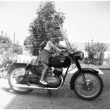 Fotó negatív! Kislány Pannonia motorkerékpáron, jármű, közlekedés, szocializmus, 1960-as évek,  Eredeti nagyméretű fotó negatív!     