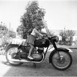   Fotó negatív! Kislány Pannonia motorkerékpáron, jármű, közlekedés, szocializmus, 1960-as évek,  Eredeti nagyméretű fotó negatív!     