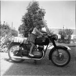 Fotó negatív! Kislány Pannonia motorkerékpáron, jármű, közlekedés, szocializmus, 1960-as évek,  Eredeti nagyméretű fotó negatív!     