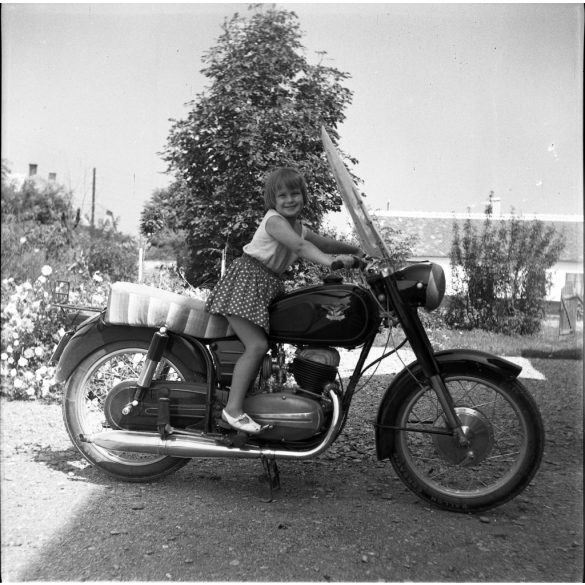 Fotó negatív! Kislány Pannonia motorkerékpáron, jármű, közlekedés, szocializmus, 1960-as évek,  Eredeti nagyméretű fotó negatív!     