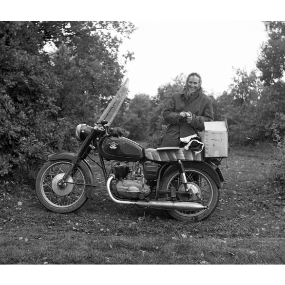 Fotó negatív! Nő kendőben Pannonia motorkerékpárral, jármű, közlekedés, szocializmus, 1960-as évek,  Eredeti nagyméretű fotó negatív!
