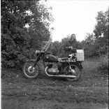 Fotó negatív! Nő kendőben Pannonia motorkerékpárral, jármű, közlekedés, szocializmus, 1960-as évek,  Eredeti nagyméretű fotó negatív!