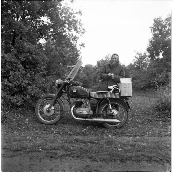Fotó negatív! Nő kendőben Pannonia motorkerékpárral, jármű, közlekedés, szocializmus, 1960-as évek,  Eredeti nagyméretű fotó negatív!