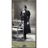 Nagyobb méret, Kossak utóda műterem, Arad (Erdély), elegáns nő, Oravec Anna gyönyörű ruhában, virág, helytörténet, monarchia, 1910-es évek, Eredeti, hátulján feliratozott kabinetfotó, sarkai sérültek. 