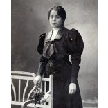 Nagyobb méret, Kossak utóda műterem, Arad (Erdély), elegáns nő, Oravec Anna gyönyörű ruhában, virág, helytörténet, monarchia, 1910-es évek, Eredeti, hátulján feliratozott kabinetfotó, sarkai sérültek. 