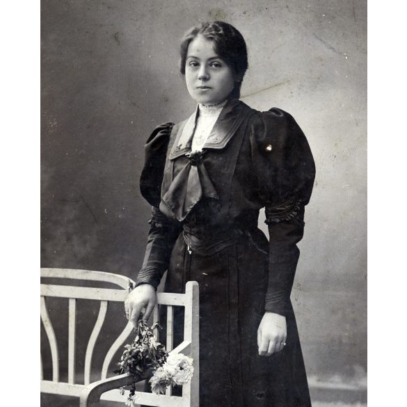 Nagyobb méret, Kossak utóda műterem, Arad (Erdély), elegáns nő, Oravec Anna gyönyörű ruhában, virág, helytörténet, monarchia, 1910-es évek, Eredeti, hátulján feliratozott kabinetfotó, sarkai sérültek. 