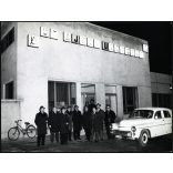 Nagyobb méret, vállalati vezetők az üveggyárnál, Ajka, munka, munkás, állami rendszámú Warszava személygépkocsi, jármű, közlekedés, ipartörténet, szocializmus, 1960-as évek, Eredeti fotó, papírkép.   