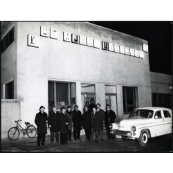   Nagyobb méret, vállalati vezetők az üveggyárnál, Ajka, munka, munkás, állami rendszámú Warszava személygépkocsi, jármű, közlekedés, ipartörténet, szocializmus, 1960-as évek, Eredeti fotó, papírkép.   