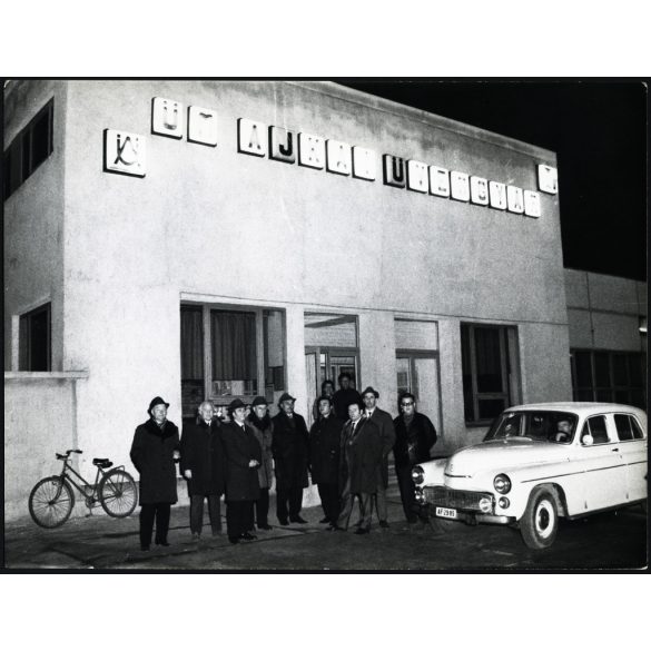 Nagyobb méret, vállalati vezetők az üveggyárnál, Ajka, munka, munkás, állami rendszámú Warszava személygépkocsi, jármű, közlekedés, ipartörténet, szocializmus, 1960-as évek, Eredeti fotó, papírkép.   