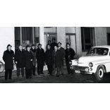 Nagyobb méret, vállalati vezetők az üveggyárnál, Ajka, munka, munkás, állami rendszámú Warszava személygépkocsi, jármű, közlekedés, ipartörténet, szocializmus, 1960-as évek, Eredeti fotó, papírkép.   