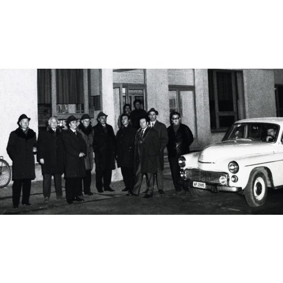 Nagyobb méret, vállalati vezetők az üveggyárnál, Ajka, munka, munkás, állami rendszámú Warszava személygépkocsi, jármű, közlekedés, ipartörténet, szocializmus, 1960-as évek, Eredeti fotó, papírkép.   