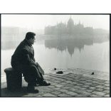 Nagyobb méret, férfi a ködös Duna partján, Budapest, Parlament, Országház, tükröződés, szocializmus, 1950-es évek, Eredeti fotó, jelzetlen papírkép, fotóművészeti alkotás.