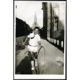 Árpád-házi Szent Erzsébet-plébániatemplom, Szeged, kisfiú karikával játszik, árnyék, város, Horthy-korszak, 1930-as évek, Eredeti fotó, papírkép. 