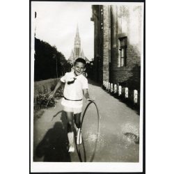   Árpád-házi Szent Erzsébet-plébániatemplom, Szeged, kisfiú karikával játszik, árnyék, város, Horthy-korszak, 1930-as évek, Eredeti fotó, papírkép. 