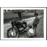 Gyerekek Pannonia motorkerékpárral, Budapest, Ikarus autóbuszok, jármű, közlekedés, szocializmus, 1960-as évek, Eredeti fotó, papírkép.