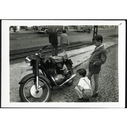   Gyerekek Pannonia motorkerékpárral, Budapest, Ikarus autóbuszok, jármű, közlekedés, szocializmus, 1960-as évek, Eredeti fotó, papírkép.