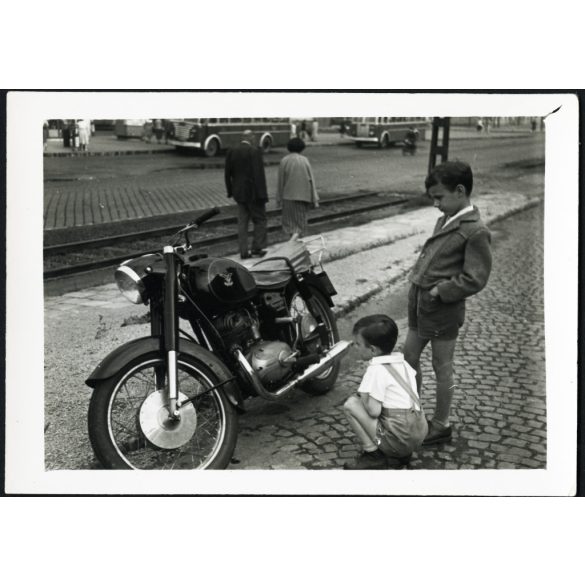Gyerekek Pannonia motorkerékpárral, Budapest, Ikarus autóbuszok, jármű, közlekedés, szocializmus, 1960-as évek, Eredeti fotó, papírkép.