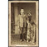 Plohn Illés műterme, Hódmezővásárhely, elegáns fiú csizmában, kalap, könyv, virág, monarchia, 1870-es évek, Eredeti CDV, vizitkártya fotó.  