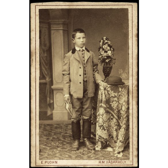 Plohn Illés műterme, Hódmezővásárhely, elegáns fiú csizmában, kalap, könyv, virág, monarchia, 1870-es évek, Eredeti CDV, vizitkártya fotó.  