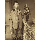 Plohn Illés műterme, Hódmezővásárhely, elegáns fiú csizmában, kalap, könyv, virág, monarchia, 1870-es évek, Eredeti CDV, vizitkártya fotó.  