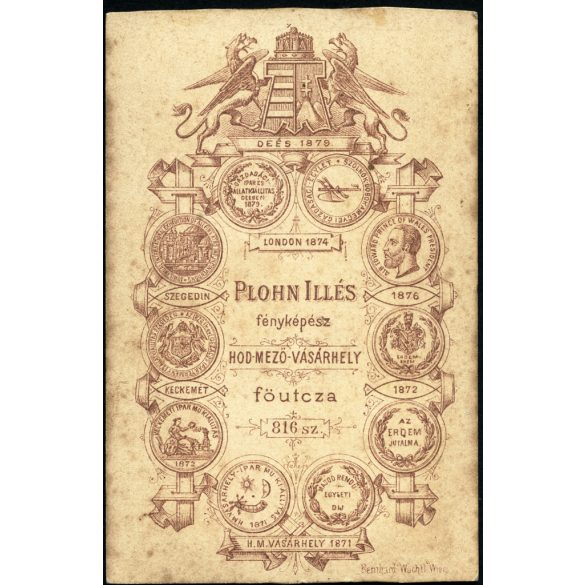 Plohn Illés műterme, Hódmezővásárhely, elegáns fiú csizmában, kalap, könyv, virág, monarchia, 1870-es évek, Eredeti CDV, vizitkártya fotó.  