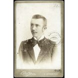 Oldal István műterme, Nagybecskerek, Vajdaság, elegáns fiatal férfi, Weiner Henrik portréja, Torontáli Helyiérdekű Vasutak szárazbélyegzővel, vasúti igazolvány, aláírás, szignó, közlekedés, monarchia, 1900, 1900-as évek, Eredeti CDV, vizitkártya fotó