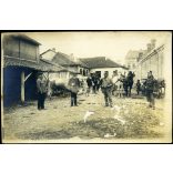 K.u.K. Bezirkskommando, Kragujevac, Szerbia, kerületi parancsnokság, magyar katonák egy szerb udvaron, 1. világháború, egyenruha, 1910-es évek, monarchia, Eredeti fotó, hátulján feliratozott, pecséttel jelzett papírkép, felületén kopásnyomok.  